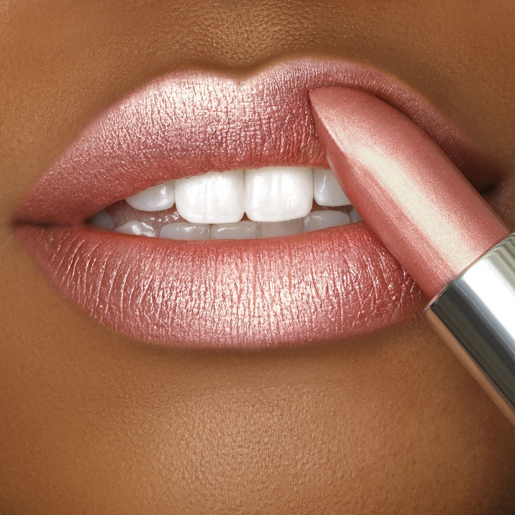 Glamour Crème | Een Frosted blozende perzik lippenstift met gouden en roze glinstering