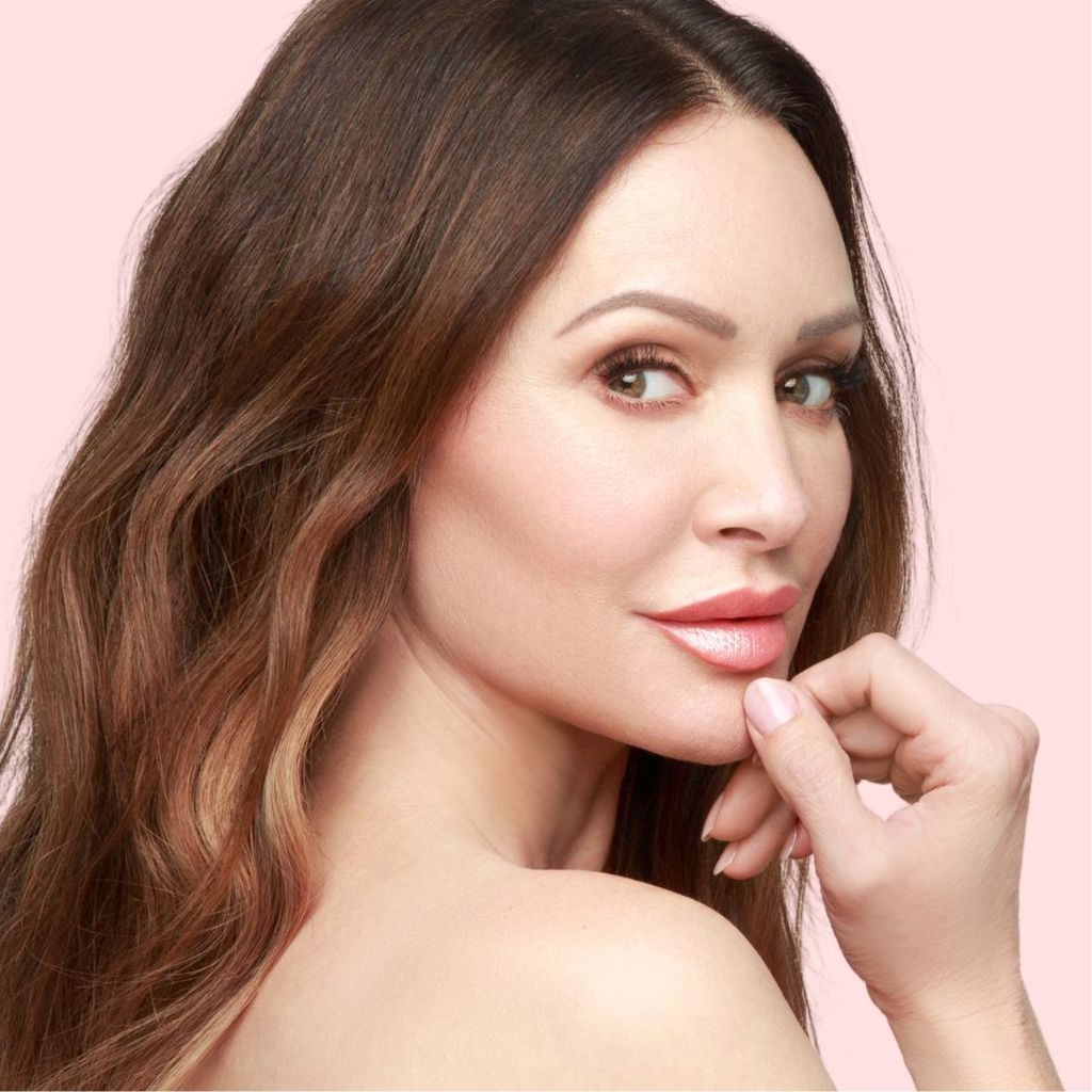 Glamour Crème | Een Frosted blozende perzik lippenstift met gouden en roze glinstering